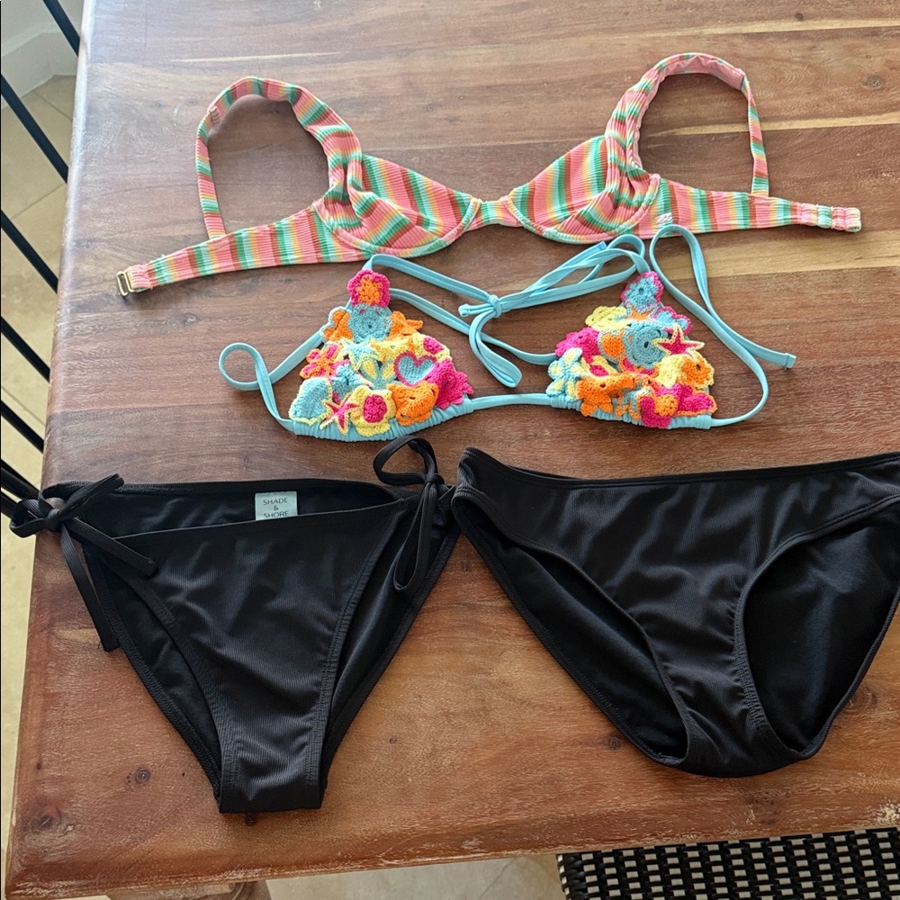 Billabong Multicolor Crochet bikini top & Black bottoms Bikini lot